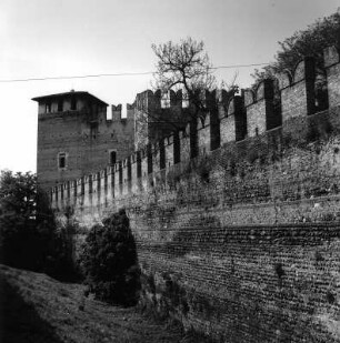 Verona. Stadtmauer. Blick zum Castelvecchio