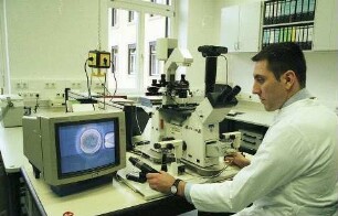 Freiburg im Breisgau: IVF-Befragung in einem Labor der Universität