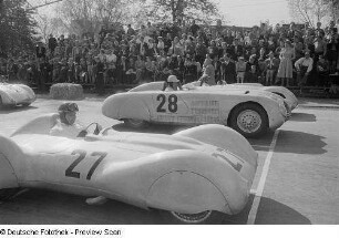 Porträt Arthur Rosenhammers in einem EMW 1500ccm-Sportwagen im Hintergrund Heinz Melkus in einem Veritas beim 6. Leipziger Stadtparkrennen