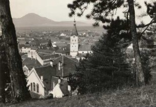 Râșnov (Rosenau). Blick von unterhalb der Burg über den Ort mit sächsischer Kirche gegen Cristian-Berg