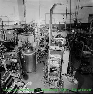 Blick ins Zyklotron (Zykl)-Laboratorium auf Versuchsaufbauten des Instituts für Experimentelle Kernphysik (IEKP)