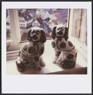 Zwei Hundefiguren am Fenster