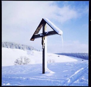 Todtnauberg: Kreuz im Schnee