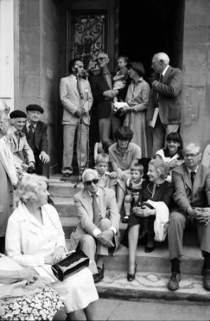 31. Tagung 1981 (29.6.-3.7.) Mediziner; Gruppe der Nobelpreisträger bei der Verabschiedung vor dem Schloss: linke Seite: Lady Katz, Severo Ochoa, Frau Ochoa, Hamilton O. Smith, links auf Brüstung: Ehepaar Pauling; in der Portalnische: Werner Arber, Graf Lennart Bernadotte mit Kind, Gräfin Sonja Bernadotte, Sir John C. Eccles