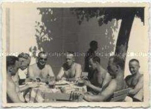 Soldaten im Schwimmbad