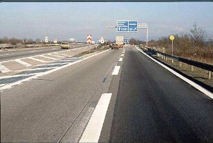 Einfahrt in Nebenfahrbahn Ost (Karlsruhe Richtung Heidelberg) von Hauptfahrbahn Ost (Karlsruhe Richtung Heidelberg)