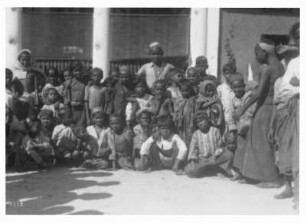 Colombo (Sri Lanka). Gruppenbildnis einer Schulklasse (?)