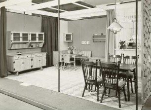 Stuhl mit gepolsterter Sitzfläche : Ausstellungskoje mit Küchenmöbeln (Stilmöbeln) des VEB Stil- und Polstermöbel Rabenau