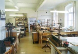 Sächsische Landesbibliothek - Staats- und Universitätsbibliothek Dresden. Zentralbibliothek (ehem. Landesbibliothek). 2. Obergeschoss. Abteilung Bestandserhaltung, Buchbinderei, Gesamtansicht mit separatem Meisterbüro : Dresden-Neustadt, Marienallee 12. Sächsische Landesbibliothek - Staats- und Universitätsbibliothek Dresden. Zentralbibliothek (ehem. Landesbibliothek). 2. Obergeschoss. Abteilung Bestandserhaltung, Buchbinderei, Gesamtansicht mit separatem Meisterbüro