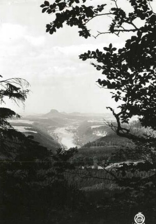 Sächsische Schweiz. Elbtal abwärts gegen Lilienstein und Schmilkaer Felsrevier. Blick nach Westnordwest vom Großen Winterberg