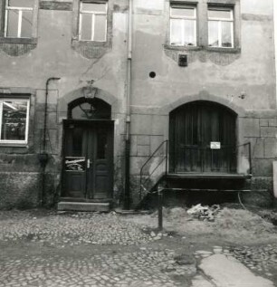 Penig, Obergasse 23. Wohnhaus (1712). Hauseingang und Laderampe
