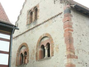 Stadtbild-Romanisches Steinhaus (1187-Vogtei 1984-renoviert)- Ansicht querab von Hofseite mit Eckquaderung sowie renovierten Biforien im Obergeschoß und Treppengiebel