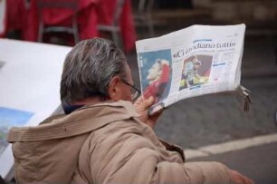 Rom 2006 - Zeitungsleser : Zeitungsleser auf der Straße in Rom, aufgenommen 2006