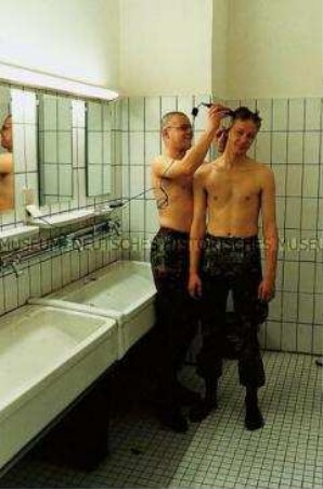 Wehrdienstleistender rasiert einem Kameraden die Haare ab (Altersgruppe 18-21)