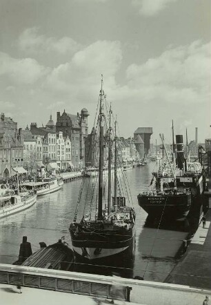 Danzig. Blick von der Grünen Brücke über die Mottlau auf die Stadt : Danzig (Gdansk), Schiffsverkehr auf der Mottlau. Blick von der Grünen Brücke