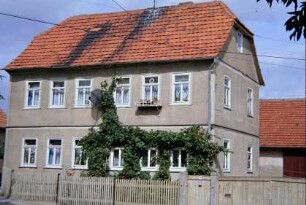 Bauernhaushof; Haus mit Krüppelwalm; Vorgarten, Hoftor