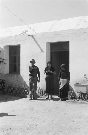 Vor dem Haus (Libyen-Reise 1938)