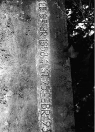 Grabstein 27 (Index: 100093989) Maße HxBxT: 139x139x26 cm Symbolik: Davidstern Besonderheit: Doppelgrab: Grabstein 27A
