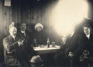 Nordkap. Touristen trinken im Postamt Champagner