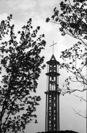 Berlin: Interbau; Blick auf Turmhaube der Kaiser-Friedrich Gedächtniskirche; mit Laub im Vordergrund