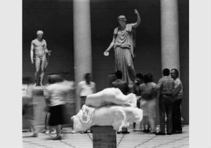 Besucher in der Rotunde des Alten Museums