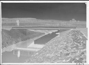 Staustufe Ottendorf. Brücke über dem Hauptentwässerungsgraben im Zuge der Zufahrtsstraße zum Kraftwerk. Schweinfurter Pegel = 25 cm.