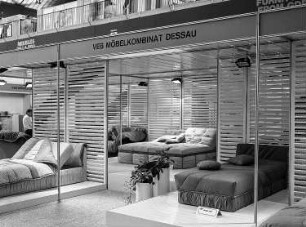 Liege Bali : Halle 15. Ausstellungskoje des VEB Möbelkombinat Dessau mit Liege "Bali"
