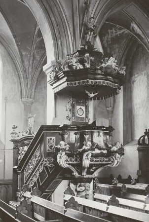 Kanzel mit Engel als Kanzelträger, Engel mit Gesetzestafeln und dem auferstandenen Christus als Bekrönung