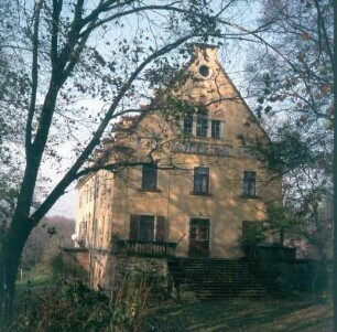 Herrenhaus des Rittergutes. Giebelfront : Dresden-Helfenberg. Herrenhaus (um 1775; Anfang 19. Jahrhundert umgebaut) des Rittergutes, Giebelfront