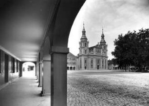 Ludwigsburg. Marktplatz mit Evangelischer Stadtkirche (1718/1726; D. G. Frisoni). Blick nach Nordwesten