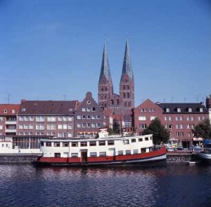 Holstein, Lübeck, Altstadt : Lübeck. Altstadt an der Unter-Trave mit Marienkirche. Im Vordergrund ein Fahrgastschiff