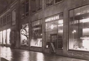 Dresden-Altstadt, Ernst-Thälmann-Straße (heute: Wilsdruffer Straße) 5. Wohn- und Geschäftshaus mit Löwen-Apotheke, Herbst 1960