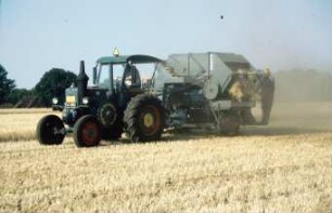 Fotografie: Erntetechnik, Mähdrescher gezogen