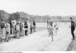 Sportveranstaltungen, Heidi Weigert, Ingrid Probst, Rollschuhläufer, Federball-Turnier, Motorrad-Geländefahrt, Wohnbezirkssportfest Dresden-Striesen, Weltmeisterschaft im Sport-Angeln, u.a., Mai 1961 - April 1962