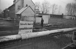 Schließung der Schranken am Bahnübergang der Waldeckstraße bei Hagsfeld über die Bundesbahngleise wegen Personalmangels.