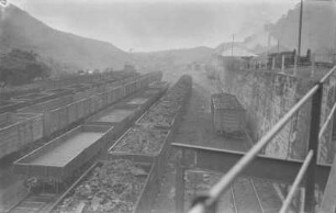 Güterbahnhof : Blick auf beladene Güterzüge