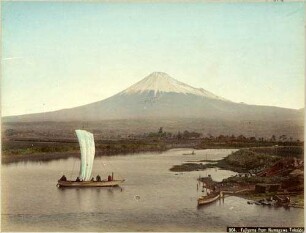Blick auf Vulkan Fuji vom Fluss Numagawa