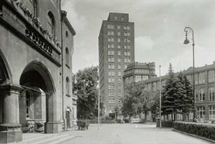 Jena, Carl-Zeiss-Werke : Jena. Carl-Zeiss-Werke und Verwaltungsgebäude, Schillerstraße. Straßenansicht