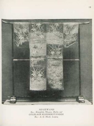 No-Gewand. Bes.: Königliche Museen. Berlin auf Goldlack-Kleiderständer. Bes. A. G. Moslé. Leipzig