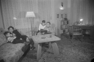 Porträtaufnahmen des Staatssekretärs Dr. Leo Zuckermann und seiner Familie : Leo Zuckermann mit Familie