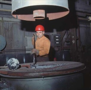 Aluminiumherstellung. Aluminium-Gießerei. Reinigung einer Aluminiumschmelze vor dem Vergießen durch Abschöpfen der Verunreinigungen