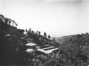 Berghang : Gebäude an einem Berghang