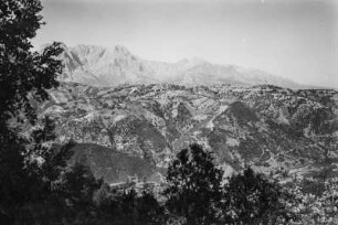 Panoramaaufnahme : Blick über die Hänge der Hochgebirgskette, im Mittelgrung Dörfer der Kabylen.