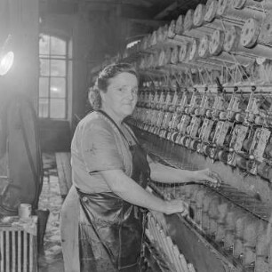 Flachsspinnerei Hainitz: Hentschel : Hainitz. VEB Flachsspinnerei Hainitz. Portrait einer Mitarbeiterin in der Produktionshalle