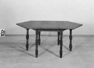 Eßtisch : Leipzig. Vormesse, 1981. Eßtisch, Eiche, z. T. gedrechselt (1981; VEB Stilmöbel Barchfeld)