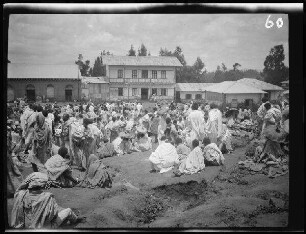 Addis Abeba (Äthiopien): Menschenmenge auf einem Platz zwischen niedrigen Häusern ("der Markt")