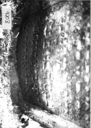 Grabstein 920 (Index: 99753205) Material: Sandstein Zustand: stark verwittert/großer Textverlust Maße HxBxT: 98x52x11 cm Beschreibung: Stele, doppelt eingezogener Rundbogenabschluß, Schriftfeld eingetieft Symbolik: Levitenkanne mit Schale: Grabstein 920B