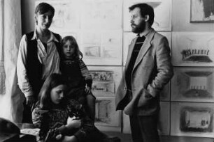 Familie Scheib (Bühnen- und Kostümbildnerin, Bildhauer) vor zahlreichen Bühnenbildentwürfen Ursula Scheibs
