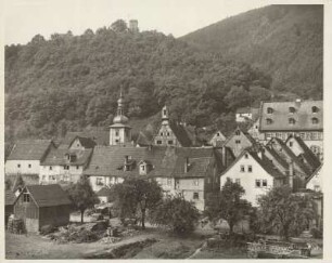 Unterfanken. Freudenberg am Main, dahinter die Höhen des Spessart mit der Ruine der Freudenburg (12. Jahrhundert)