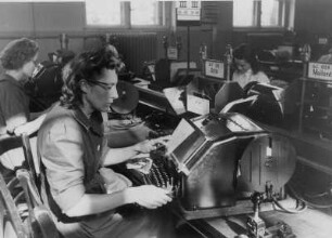 Miterbeiterinnen in einer Leistungsabteilung. Aufgenommen 1949